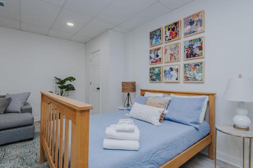 格林斯伯勒Marys Gatehouse Garden Apartment的一间卧室配有一张带蓝色床单和枕头的床。