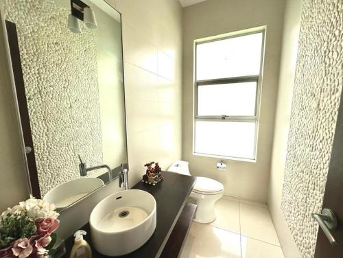 瓜亚基尔casa en samborondon的一间带水槽和卫生间的浴室以及窗户。