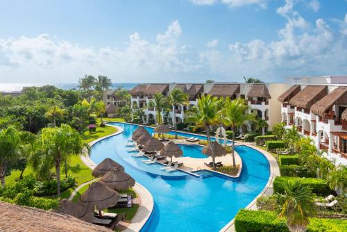 莫雷洛斯港瓦伦丁玛雅帝国成人全包酒店 的享有度假村游泳池的空中景致