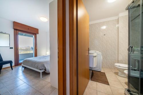 乌迪内La Casetta di Bubi的一间卧室配有一张床,浴室设有卫生间