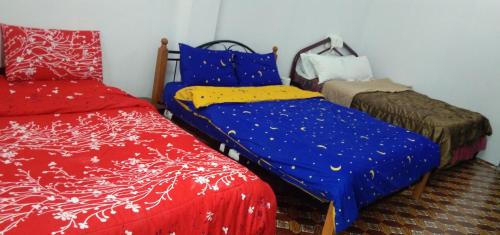 Kampong KiarongMelrose homestay and transport的客房设有两张单人床和一张带