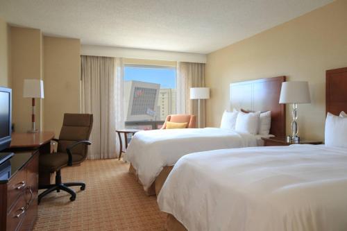 盖瑟斯堡华盛顿人中心万豪盖瑟斯堡酒店的酒店客房设有两张床和电视。