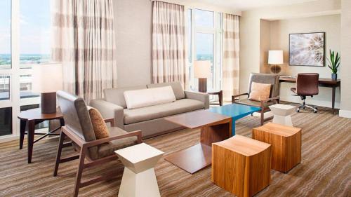惠灵惠灵芝加哥北岸威斯汀酒店的客厅配有沙发、椅子和桌子