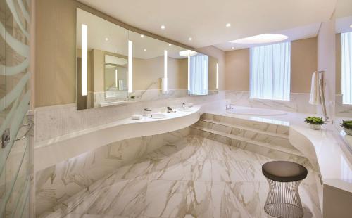 多哈多哈老城希尔顿逸林酒店的一间带两个盥洗盆和大镜子的浴室