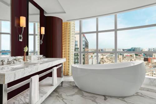 北京北京金融街丽思卡尔顿酒店的带浴缸的浴室和大窗户