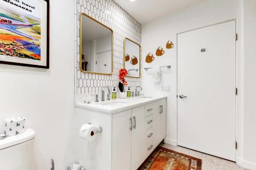 印第安维尔斯Mountain Cove Modern的白色的浴室设有水槽和镜子