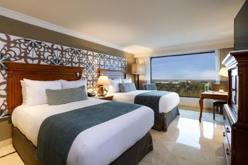比亚埃尔莫萨比亚埃尔莫萨万豪酒店 的配有大窗户的酒店客房内的两张床