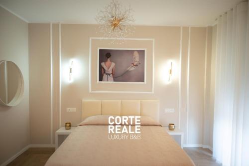圣萨尔沃CORTE REALE Luxury B&B的一间卧室,配有一张带标志的床