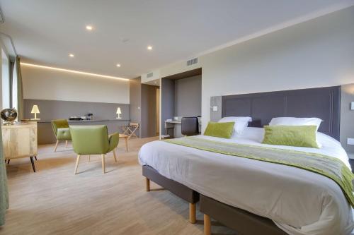 圣迪济耶圣迪济耶不瑞特酒店的酒店客房设有一张大床和一张书桌。