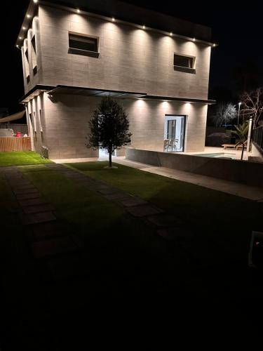 比利亚努埃瓦-赫尔特鲁Shome的夜晚,房子的一侧有灯