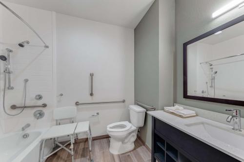 圣安东尼奥Americas Best Value Inn San Antonio Downtown Riverwalk的白色的浴室设有卫生间和水槽。