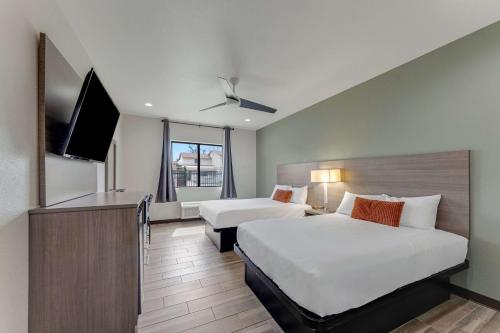 圣安东尼奥Americas Best Value Inn San Antonio Downtown Riverwalk的酒店客房设有两张床和一台平面电视。