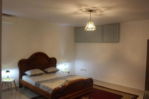 苏塞Dar Sarra的一间卧室设有一张床和天花板