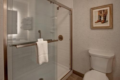 奥斯汀Hampton Inn Austin East Side的浴室设有玻璃淋浴间和卫生间