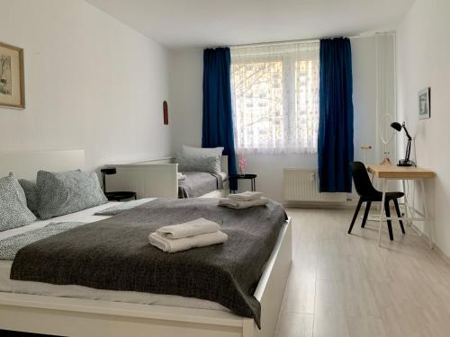 柏林威尔玛之家酒店的一间卧室配有一张床,上面有两条毛巾