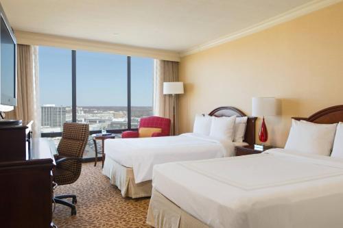 奥克布鲁克芝加哥奥克布鲁克万豪酒店的酒店客房设有两张床和大窗户。