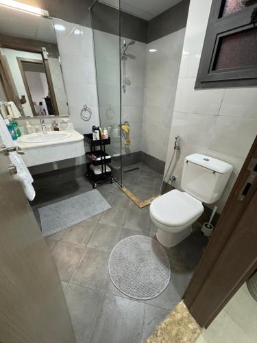 沙迦sharja 1103的浴室配有卫生间、盥洗盆和淋浴。