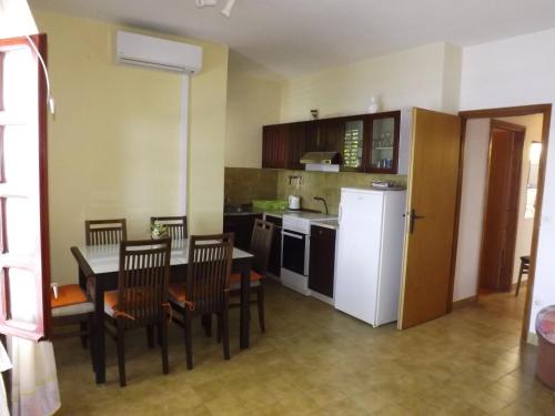 普利兹巴普利斯吧4483c公寓的厨房配有桌椅和白色冰箱。