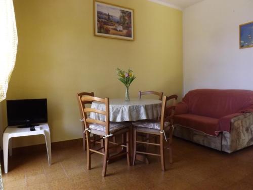 普利兹巴Apartments by the sea Prizba, Korcula - 4483的客厅配有桌子和沙发