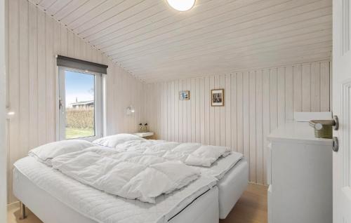 博恩瑟3 Bedroom Amazing Home In Bogense的窗户客房内的一张大白色床