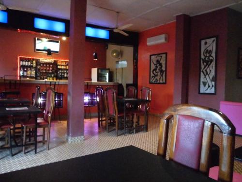 瓦加杜古卡瓦纳酒店的一间带桌椅的餐厅和一间酒吧