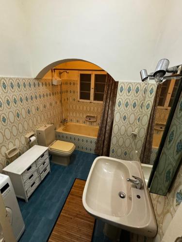 斯利马Ascot Flats的浴室配有盥洗盆、卫生间和浴缸。