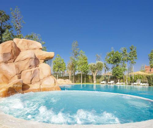 马拉喀什Appartement avec Solarium Privé au Vizir Résidence Prestigieuse avec Accès au Parc的度假村内带水滑梯的游泳池