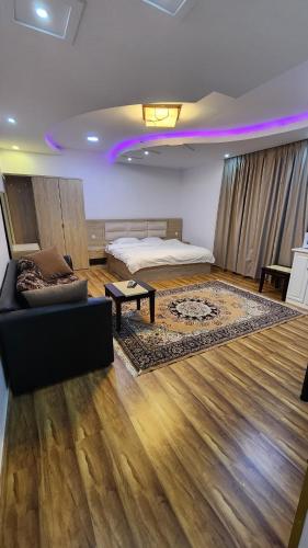 Sīdī Ḩamzahاستوديو فاخر مؤثث قريب من الحرم的客厅配有沙发和1张床