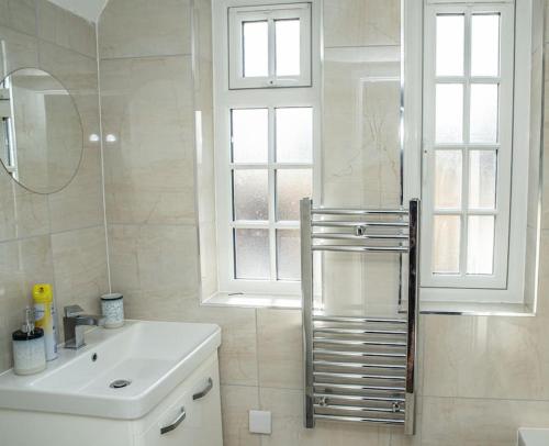 BuckinghamshireAylesbury Studio-6 with parking的白色的浴室设有水槽和镜子