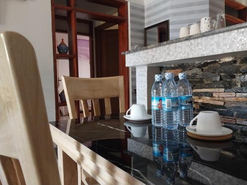 坎帕拉Travel Sanctuary Residence - Uganda的桌子上放着瓶装水