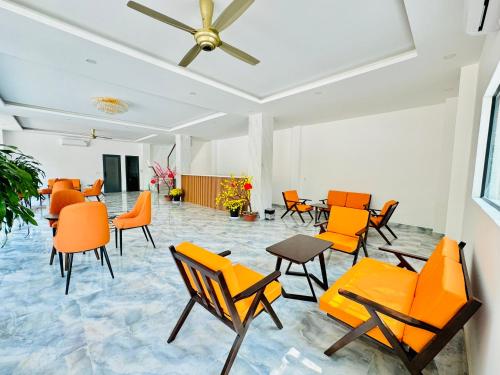 吉仙Lava Rock Viet Nam Lodge的会议室配有橙色椅子和桌子