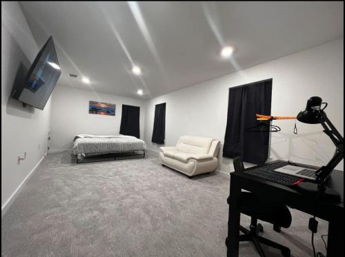 奥斯汀Banty Villa - Master Lounge的一间卧室配有一张床和一张带电脑的书桌