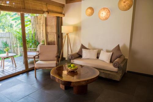 顺化Alba Wellness Resort By Fusion的带沙发和咖啡桌的客厅