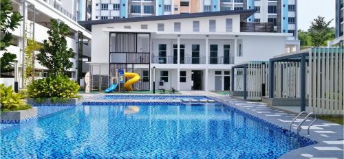 芙蓉Bayu Temiang Seremban- Your Urban Retreat的大楼前带滑梯的游泳池