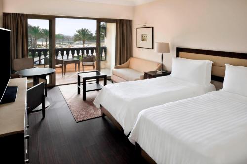 开罗开罗米娜宫万豪酒店的酒店客房设有两张床和一个阳台。
