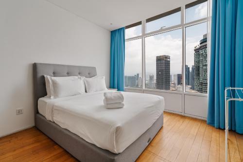 吉隆坡KLCC沃特克斯公寓的一间卧室设有一张大床和一个大窗户