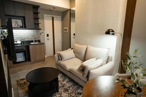 宿务Amber Hotel - Cebu的客厅配有沙发和桌子