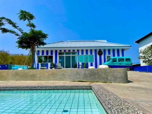 小琉球岛小琉球乐屿海景民宿的房屋前有游泳池的房子