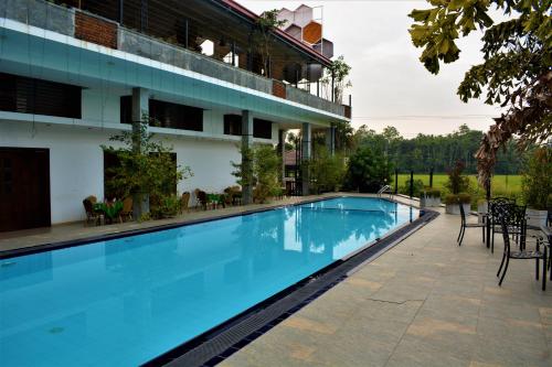 瓦都瓦Nirmala Hotel的大楼旁的大型游泳池