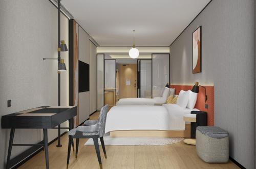 成都成都春熙路中心希尔顿花园酒店的卧室配有一张白色大床和一张书桌