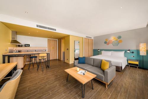 Xóm Ông PhùngHIIVE by Fusion Binh Duong New City的酒店客房带一张床和一个厨房