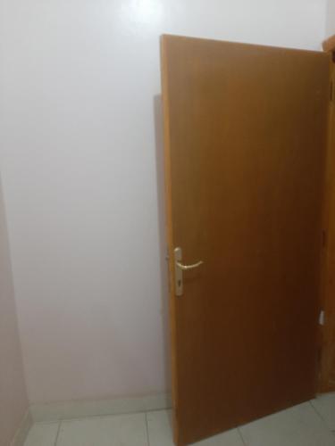 达瓦迪米حي الملك فهد的白色墙壁的房间里一扇棕色的门