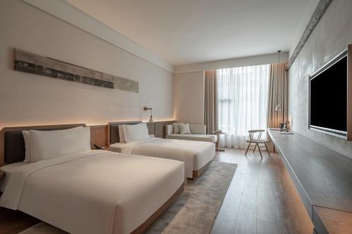 上海上海世博萨和酒店的酒店客房设有两张床和一台平面电视。