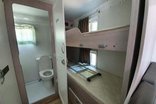 扶安Byeonsan Auto Camping的一间带卫生间和镜子的小浴室