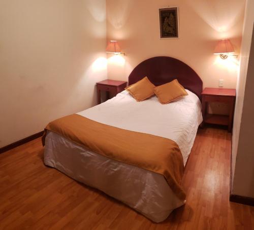 库斯科Vilandré Hotel Cusco的一间卧室配有一张带2个床头柜的大床