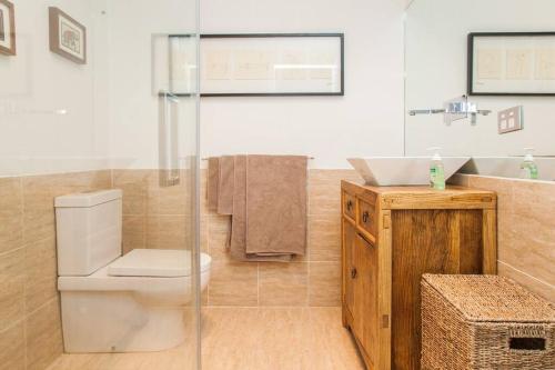 墨尔本Luxury Mansion Loft by the Beach的一间带卫生间和玻璃淋浴间的浴室