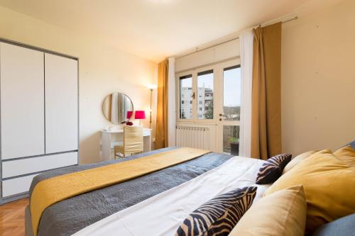 普拉MIRSOL Sunny Apartment的一间卧室设有一张大床和一个窗户。