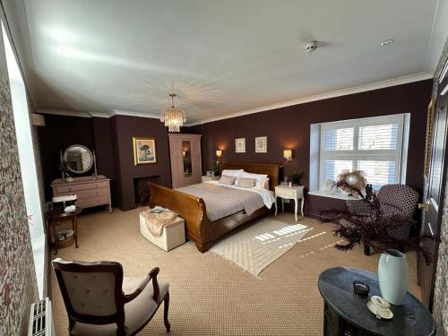 切普斯托三飞图恩斯旅馆的一间大卧室,配有一张床和一把椅子