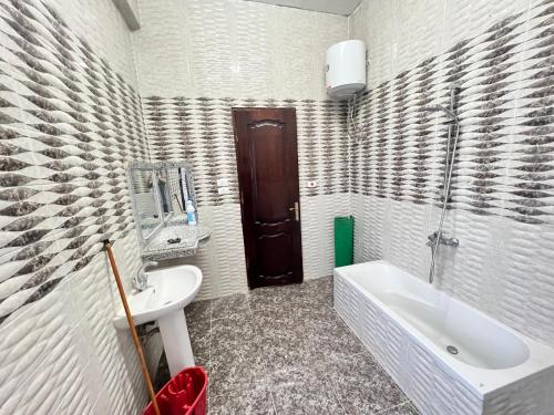 Jazīrat al ‘AwwāmīyahRiver view的浴室配有盥洗盆、卫生间和浴缸。