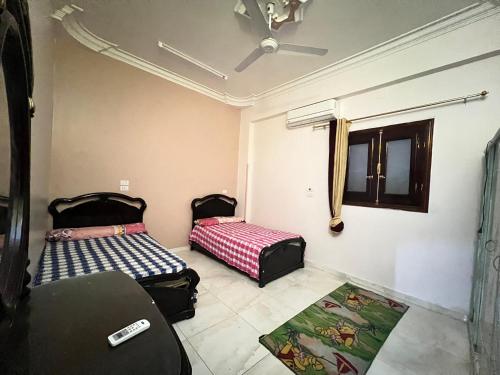 Jazīrat al ‘AwwāmīyahRiver view的客房设有两张床和窗户。